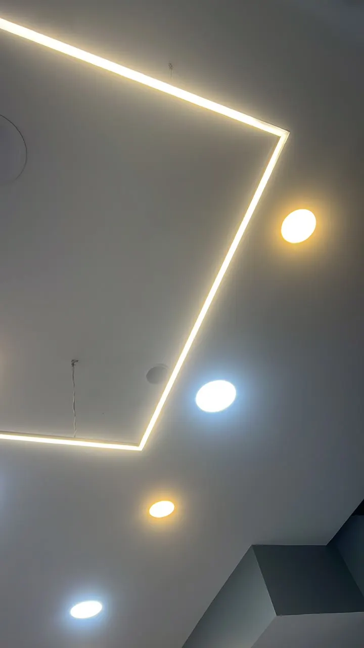 Iluminação de teto com sanca de LED e spots