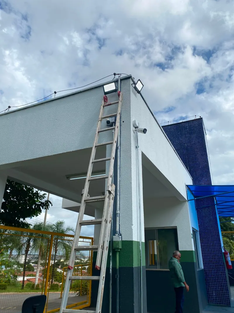 Instalação de refletores LED e câmeras em fachada