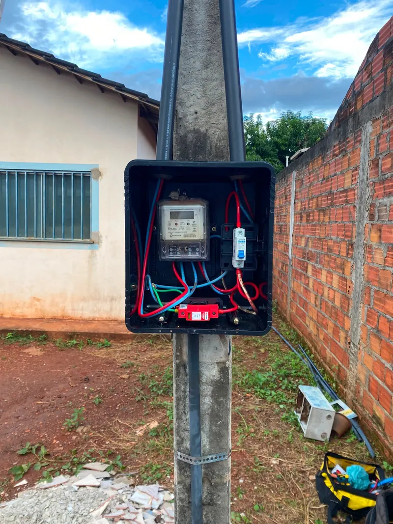 Padrão de entrada de energia com DPS e disjuntor